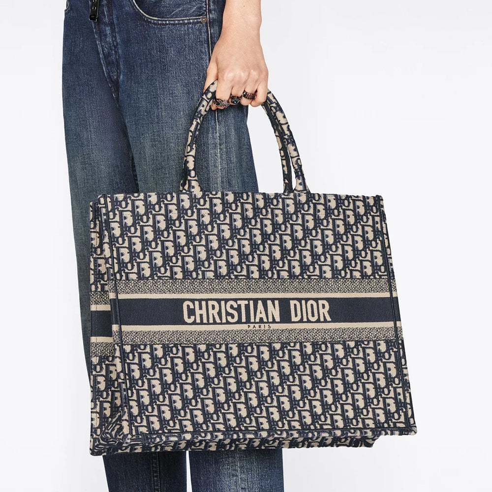 CHRISTIAN DIOR