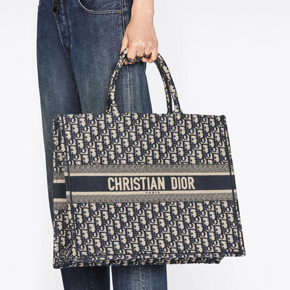 CHRISTIAN DIOR